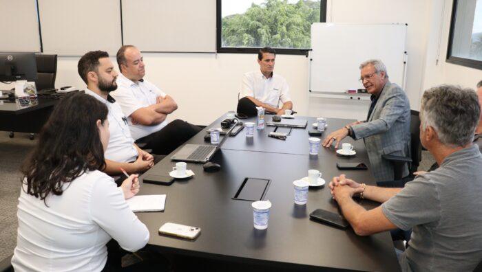 Desenvolvimento Econômico alinha propostas da Cadeia Produtiva Local com dirigentes da Komatsu