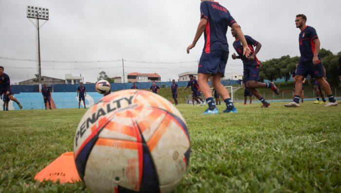 Vice-prefeito prestigia apresentação do novo elenco do Usac no Suzanão