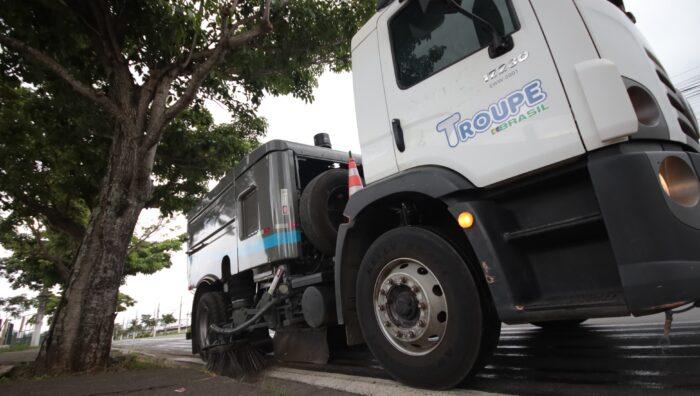 ‘Megamutirão de Zeladoria’ é reforçado com chegada de caminhão varredeira