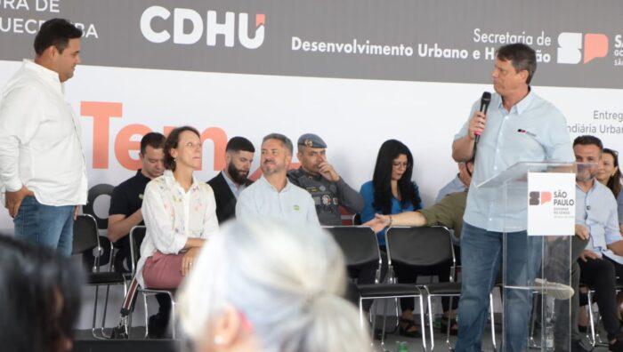 Prefeito de Suzano convida governador para Festa da Dália durante evento em Itaquá