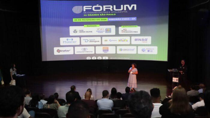 Prefeito de Suzano é homenageado durante o Fórum de Cidades Digitais e Inteligentes