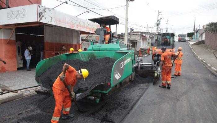 Prefeitura segue plano de pavimentação na Vila Fátima com trabalho na rua Rinyasu Sugimura