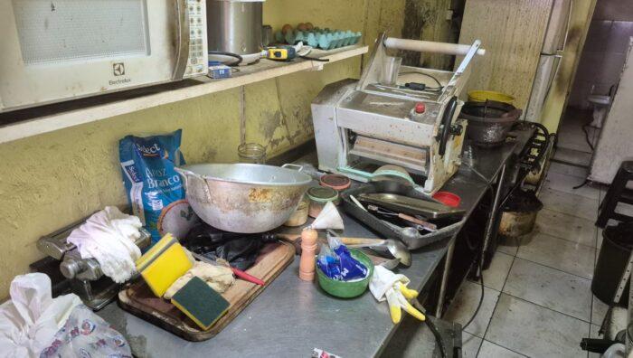 Vigilância flagra acesso ilegal a comércio interditado e conduz responsável à delegacia