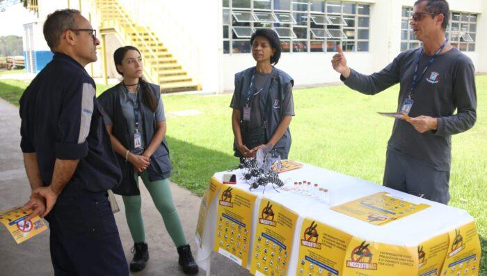 Agentes de Zoonoses orientam funcionários da Komatsu sobre combate ao Aedes aegypti