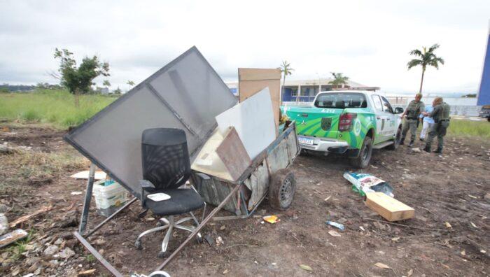 GPA flagra descarte irregular ao lado da ‘Lagoa Azul’ e conduz autor à delegacia