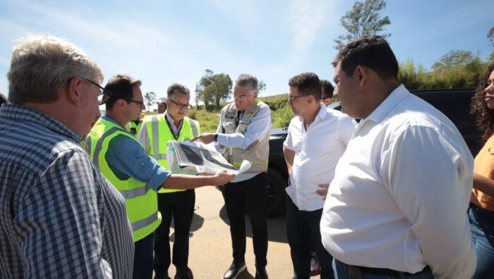 Prefeito de Suzano vistoria estrada da Duchen e articula melhorias com o Estado