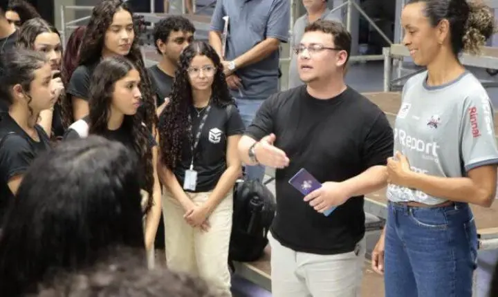Alunos da Etec visitam treino do Suzano Vôlei em ação de integração com o esporte