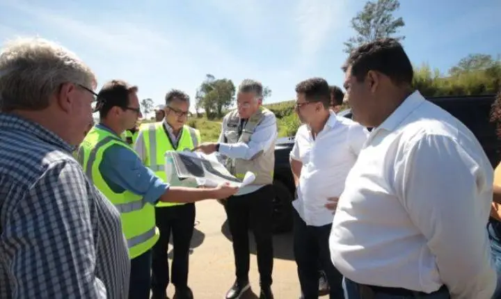 Prefeito de Suzano vistoria estrada da Duchen e articula melhorias com o Estado